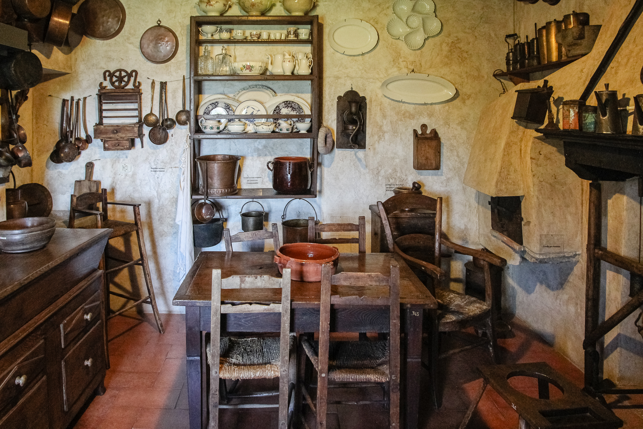 Volkskundemuseum: die alte Küche mit Kupfergeschirr und offenem Herd